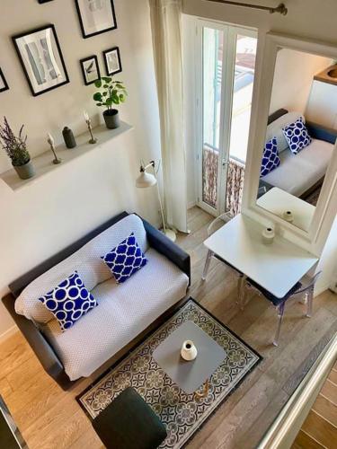 un salon avec un canapé et un miroir dans l'établissement Superbe Duplex avec vue !, à Villefranche-sur-Mer