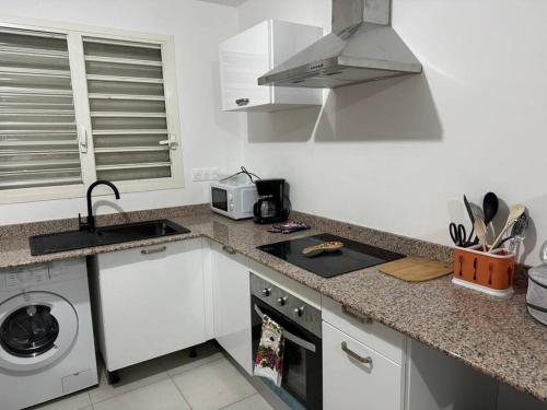 Η κουζίνα ή μικρή κουζίνα στο Le Gosier Coastal Residence