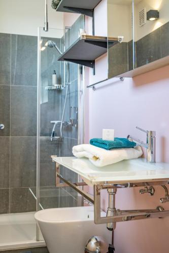 a bathroom with a sink and a shower at Zevende hemel in Zeebrugge