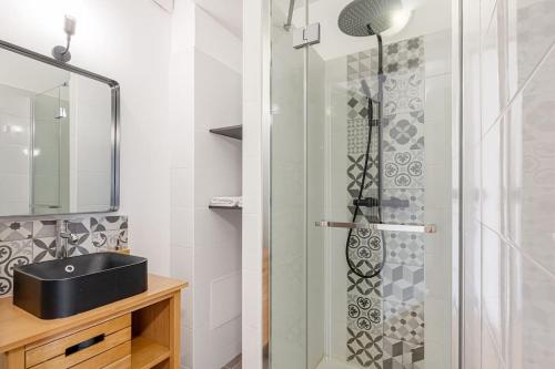 une salle de bain avec douche et lavabo dans l'établissement Appartement de Standing, à Saint-Denis