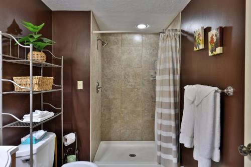 Ένα μπάνιο στο Bigelow Chalet at Killington: 8BR/4.5 BA Pet Friendly Home w/ Hot Tub, Fireplace, Walk to Shuttle