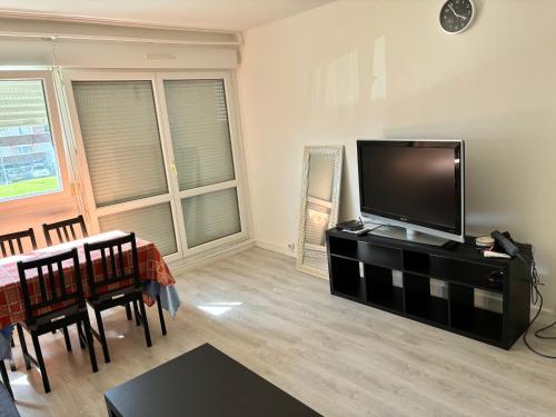 - un salon avec une commode et une télévision à écran plat dans l'établissement Les fougères, à Avon