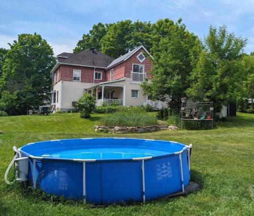 a large blue tub in front of a house at Gîte Richmond Inn in Richmond