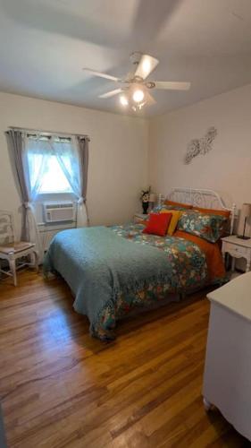 a bedroom with a bed and a ceiling fan at Gîte Richmond Inn in Richmond