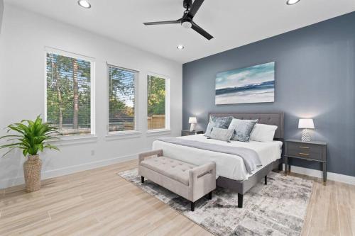 Postel nebo postele na pokoji v ubytování New Listing Modern Lake Conroe Oasis