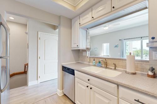 マラソンにあるVilla del Solのシンクと窓のあるキッチン