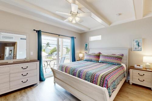 マラソンにあるVilla del Solのベッドとドレッサーと鏡のある寝室