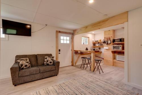 Dapur atau dapur kecil di Hillsgrove Cabin with Community Perks Pets Welcome!