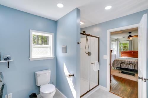 uma casa de banho com paredes azuis e um WC e um quarto em 7 Mi to Kaaterskill Falls Home with Mountain Views! em Palenville