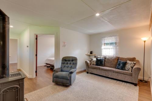 Ruang duduk di 9 Mi to Worlds End State Park Cabin in Hillsgrove
