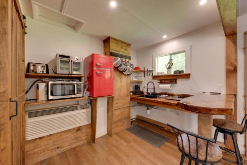 Dapur atau dapur kecil di 9 Mi to Worlds End State Park Cabin in Hillsgrove