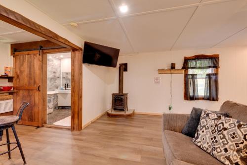 Χώρος καθιστικού στο Hillsgrove Cabin 9 Mi to Worlds End State Park!