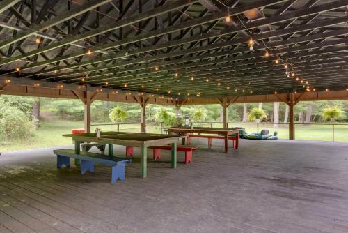 Φωτογραφία από το άλμπουμ του Hillsgrove Cabin 9 Mi to Worlds End State Park! σε Hillsgrove