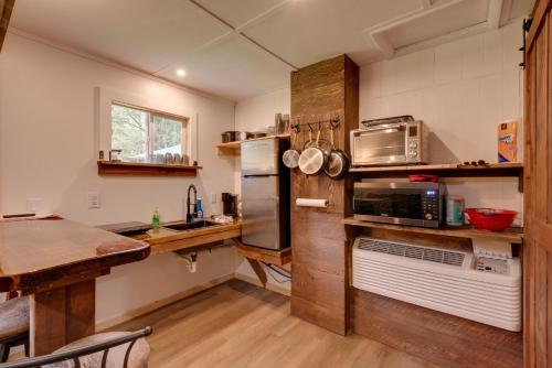 Η κουζίνα ή μικρή κουζίνα στο Hillsgrove Cabin 9 Mi to Worlds End State Park!