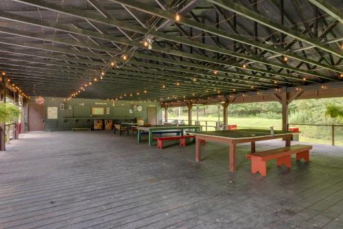 Φωτογραφία από το άλμπουμ του Hillsgrove Cabin 9 Mi to Worlds End State Park! σε Hillsgrove