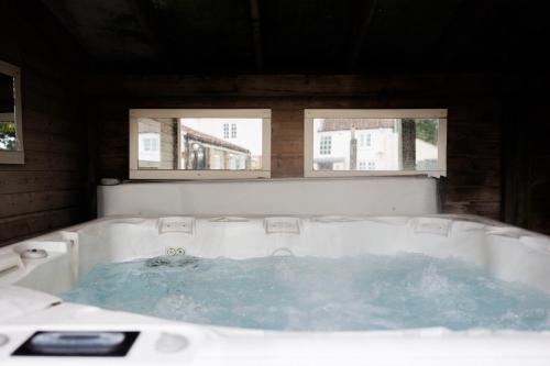 Φωτογραφία από το άλμπουμ του The Farmhouse with two hot tubs σε Siston