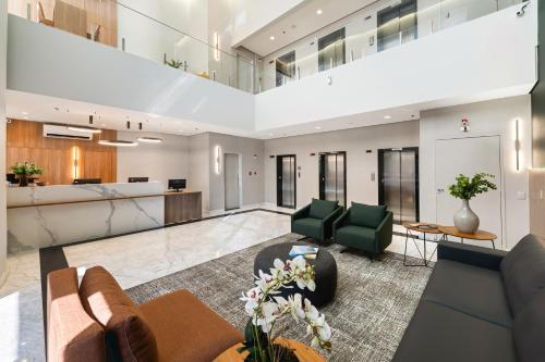 an open living room with couches and chairs at Slaviero São Paulo Ibirapuera in Sao Paulo