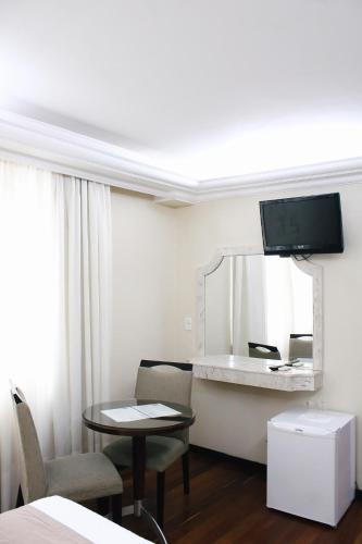 Hotel Acrópolisにあるテレビまたはエンターテインメントセンター