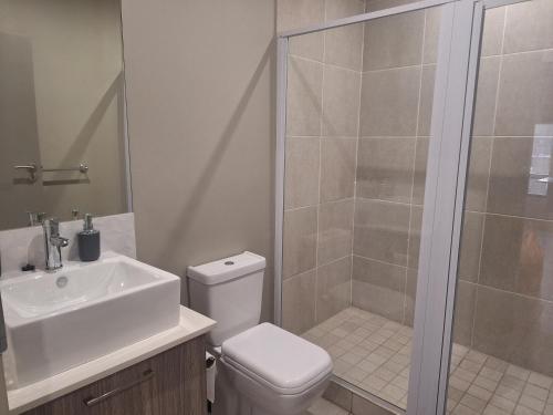 ヨハネスブルグにあるThe Bolton in Rosebank 350のシャワー、トイレ、洗面台を備えたバスルーム