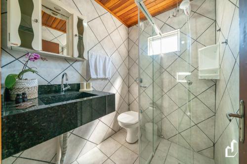 Ένα μπάνιο στο Casa com 03 dormitórios de casal