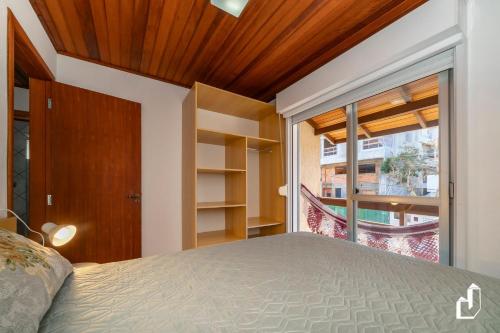 Ένα ή περισσότερα κρεβάτια σε δωμάτιο στο Casa com 03 dormitórios de casal