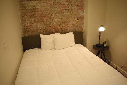 Katil atau katil-katil dalam bilik di Kislak 301Chic Studio in the Heart of Downtown