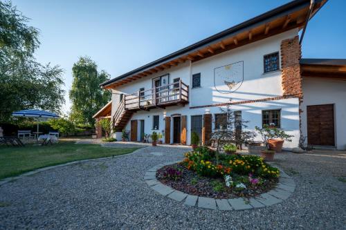 a building with a flower bed in front of it at Il Casale dell'Airone in Tornaco
