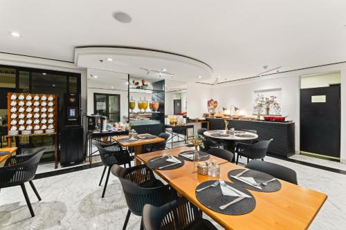 a restaurant with wooden tables and chairs at Slaviero São Paulo Ibirapuera in Sao Paulo