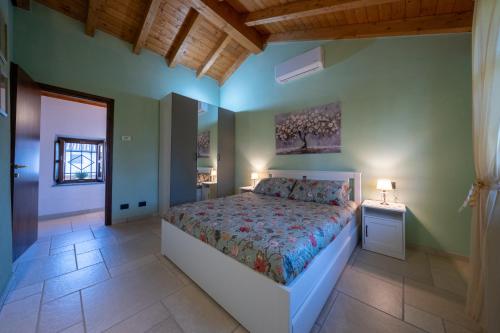 a bedroom with a large bed in a room at Il Casale dell'Airone in Tornaco