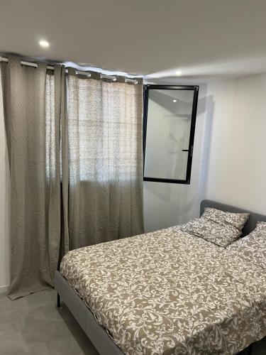 une chambre avec un lit et un miroir au mur dans l'établissement Type 2 moderne neuf, à Marseille