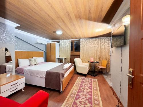 Un dormitorio con una cama, un escritorio y una silla. en The New Season Apart, en Estambul