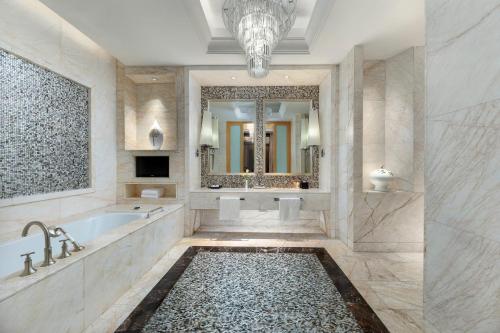 a bathroom with a tub and a large mirror at Crowne Plaza Yichang by IHG in Yichang