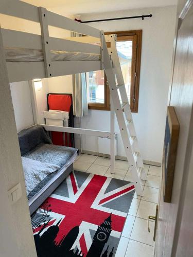 - une chambre avec des lits superposés et une échelle avec un escamotage dans l'établissement Résidence Balcon Des Airelles - N°511 balcon des Airelles MAE-6674, aux Orres