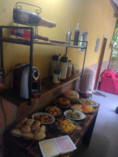 een tafel met veel verschillende soorten voedsel erop bij Aurora suites chapada Diamantina in Lençóis