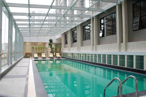 A piscina localizada em Guangzhou Good International Hotel ou nos arredores