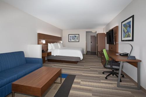 a hotel room with a bed and a desk at Holiday Inn Express & Suites Sioux City North - Event Center by IHG in Dakota Dunes