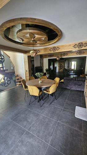 a dining room with a table and chairs at Porębiańska Osada Resort & Spa in Szlembark