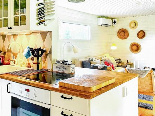 Η κουζίνα ή μικρή κουζίνα στο 4 star holiday home in HOLSLJUNGA
