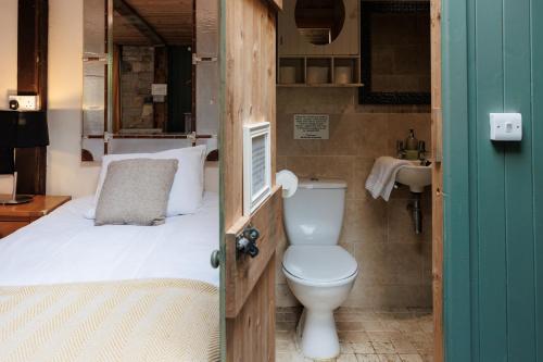 ห้องน้ำของ Bramley Barn near Bath + Hot tub