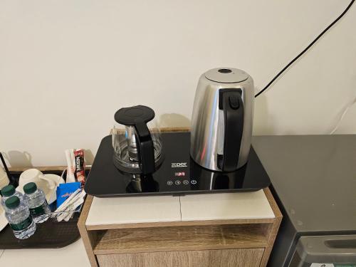 a coffee maker sitting on top of a counter at شقق جاذر ان السلمانية in As Sayl aş Şaghīr