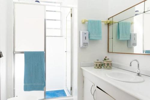 a bathroom with a sink and a mirror at Maracanã Hostel Sport Bar in Rio de Janeiro