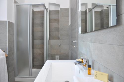 W łazience znajduje się biała umywalka i prysznic. w obiekcie Già Sera BB Venaria w mieście Venaria Reale