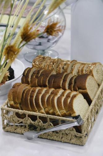 a loaf of bread in a basket on a table at Apart Hotel Acrópolis in Santana do Livramento