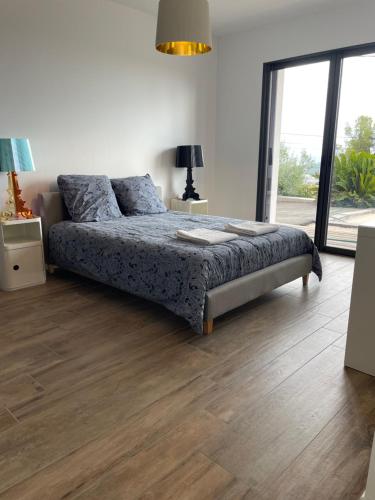 une chambre avec un lit et un parquet dans l'établissement Villa skyline, à Toulon