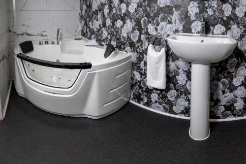 a bathroom with a bath tub and a sink at G Boutique Hotel in Portsmouth