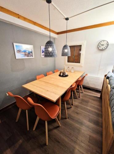 une salle à manger avec une table et des chaises en bois dans l'établissement Chalets Du Thabor - 3 pièces 6/8 personnes pied piste MAE-0291, à Modane