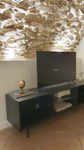 - un centre de divertissement avec une grande télévision à écran plat dans l'établissement Le poulailler, à Blesle