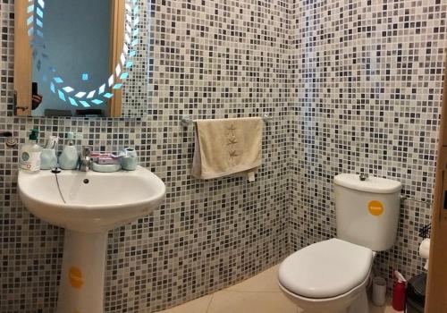 Ένα μπάνιο στο Serenity Residence Spacious Modern 2BR Apartment in Haut Founty, Agadir