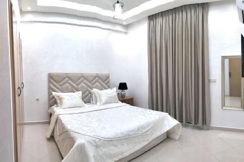 Ένα ή περισσότερα κρεβάτια σε δωμάτιο στο Serenity Residence Spacious Modern 2BR Apartment in Haut Founty, Agadir