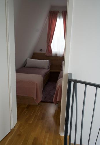 a small room with a bed and a window at Ferienhaus Del Mondo am Wörthersee in Velden am Wörthersee